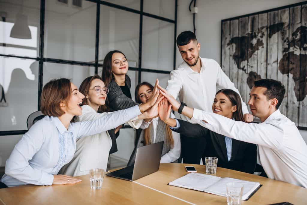 Groupe de personnes formant une équipe soudée.